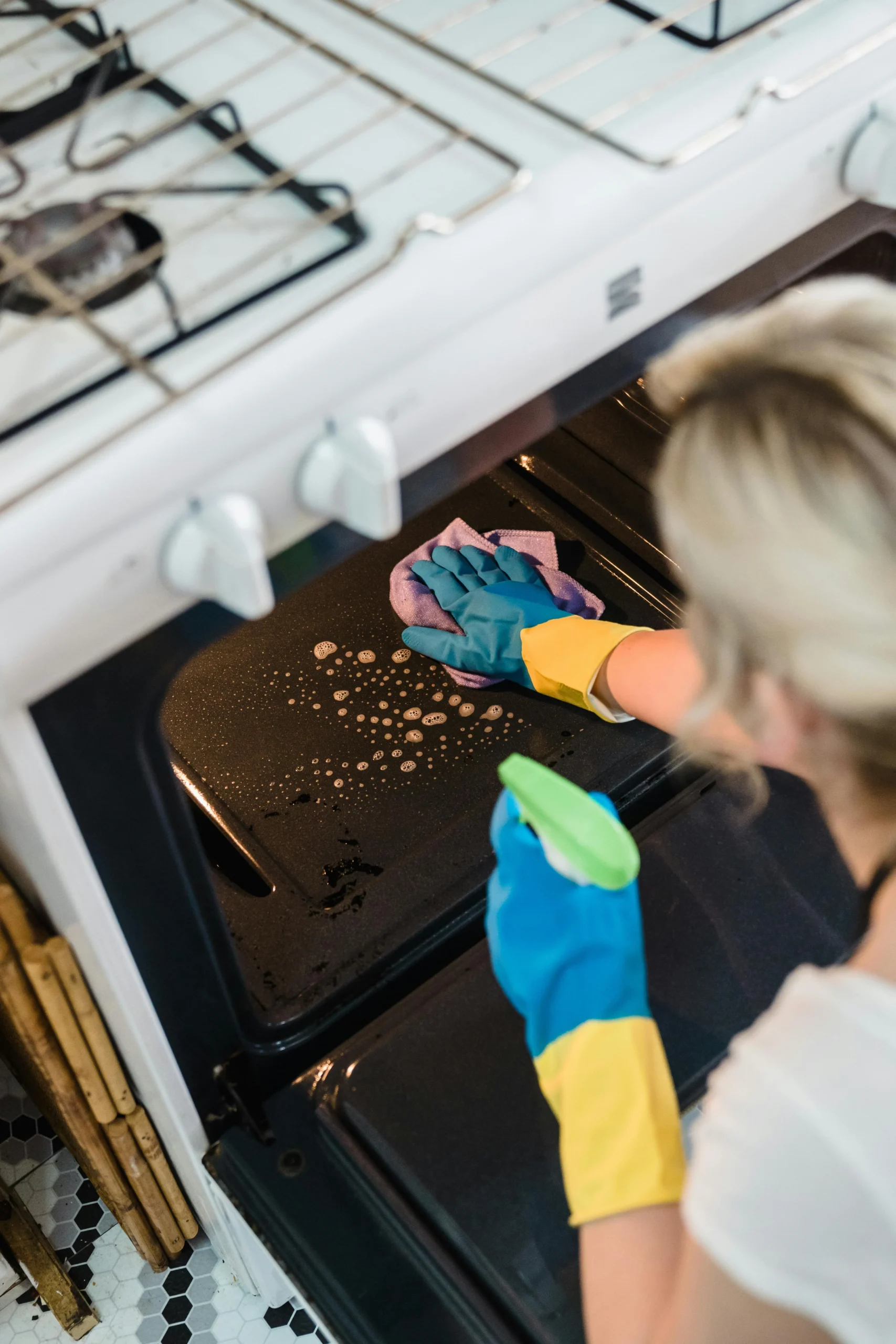 how to clean an oven